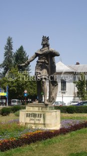 Statuia domnitorului Basarab I