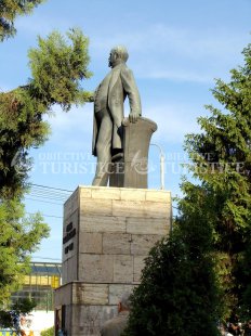 Statuia Kogalniceanu