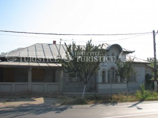 Casa cu carciuma si salon