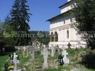 Biserica din cimitirul manastirii