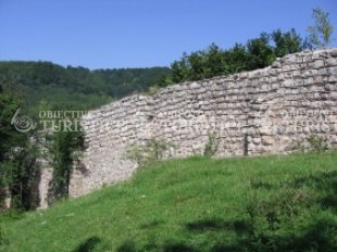 Biserica din cimitirul manastirii