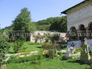 Biserica din cimitirul manastirii
