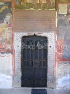 Biserica din cimitirul manastirii