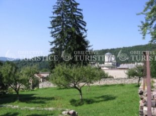 Biserica din cimitirul manastirii