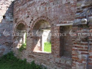 Biserica din cimitirul manastirii